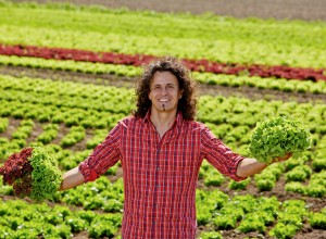 Bernhard Gogg hält zwei Salatköpfe 