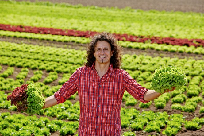 Bernhard Gogg hält zwei Salatköpfe 
