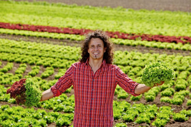 Bernhard Gogg hält zwei Salatköpfe 