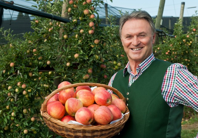 Karl Purkathofer hält einen Korb voller Äpfel