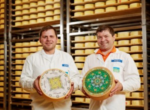 Mitarbeiter der Obersteirischen Molkerei präsentieren Käse