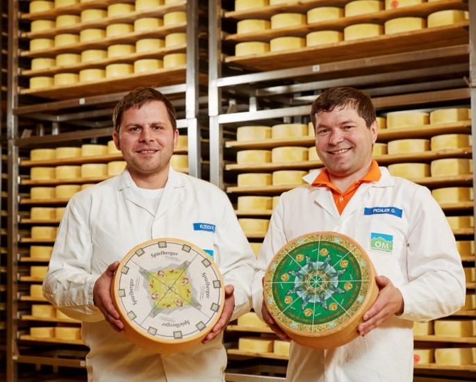 Mitarbeiter der Obersteirischen Molkerei präsentieren Käse