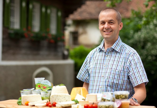 SPAR-Lieferant-Josef-Fuchs Josef Fuchs vor einem Tisch auf dem mehrer Schafskäse liegen