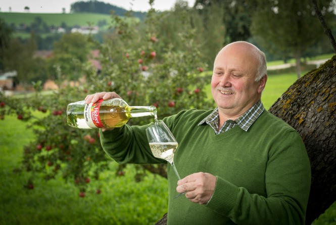 Anton Holzer schenkt ein Glas Most ein