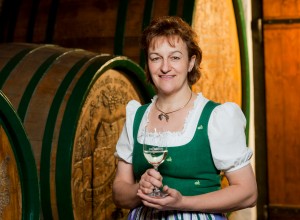 Winzerin Pichler Schober hält ein Weinglas