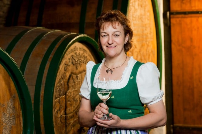 Winzerin Pichler Schober hält ein Weinglas