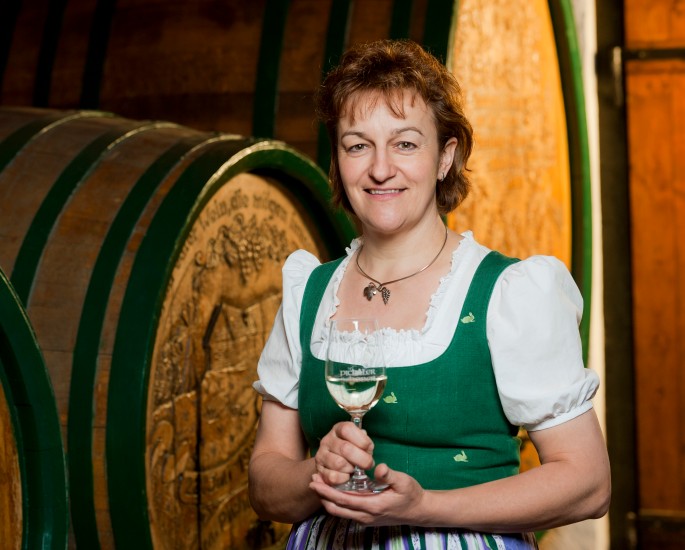 Winzerin Pichler Schober hält ein Weinglas