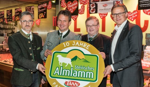 Obmann Bernhard Tasotti, LK Präsident Franz Titschenbacher, Leiter Bereich TANN Frischfleisch und Wurstwaren Siegfried Weinkogl und Geschäftsführer SPAR Steiermark und Südburgenland Mag. Christoph Holzer präsentieren das Partnerschaftssiegel