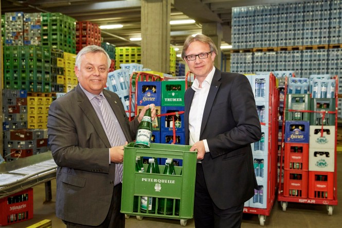 Mag. Christoph Holzer (SPAR Steiermark Geschäftsführer), Hofrat DI Dr. Wilhelm Himmel (Nachhaltigkeitskoordinator Land Steiermark) im Recyclingcenter