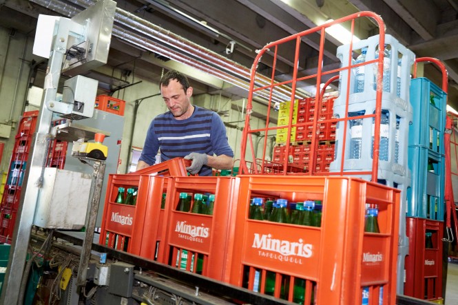 Spar Pressekonferenz Recycling Ein Mitarbeiter im Recyvlingcenter.