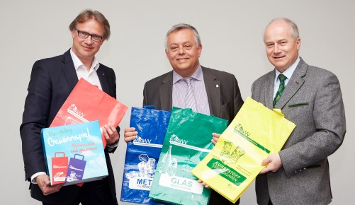 v.l.n.r: Mag. Christoph Holzer (SPAR Steiermark Geschäftsführer), Hofrat DI Dr. Wilhelm Himmel (Nachhaltigkeitskoordinator Land Steiermark), Lan-desrat Ök.-Rat Johann Seitinger schaffen Bewusstsein für das Thema Re-cycling.