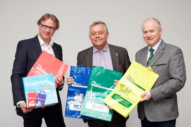 Spar Pressekonferenz Recycling v.l.n.r: Mag. Christoph Holzer (SPAR Steiermark Geschäftsführer), Hofrat DI Dr. Wilhelm Himmel (Nachhaltigkeitskoordinator Land Steiermark), Lan-desrat Ök.-Rat Johann Seitinger schaffen Bewusstsein für das Thema Re-cycling.