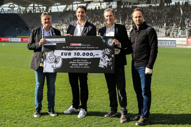 Oesterreichische Fussball Bundesliga, 19. Runde, SK Sturm Graz - SV Mattersburg, Stadion Liebenau Graz, 16.02.2020.
Foto zeigt Gerhard Steindl (Vorstand Sturm), Richard Kaufmann (Spar), Christian Jauk (Praesident Sturm) und Thomas Tebbich (wirtsch. Geschaeftsfuehrer Sturm) bei einer Scheckuebergabe von Spar