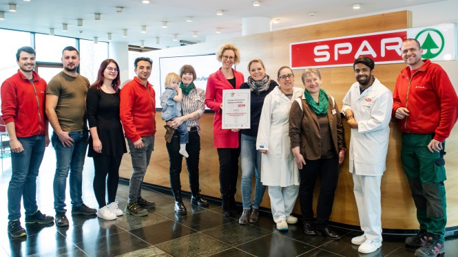 © 2020 MEDIArt | Photographie, Spar Vorarlberg, Auszeichnung, Beruf und Familie Zertifizierung, Contact Magazin,