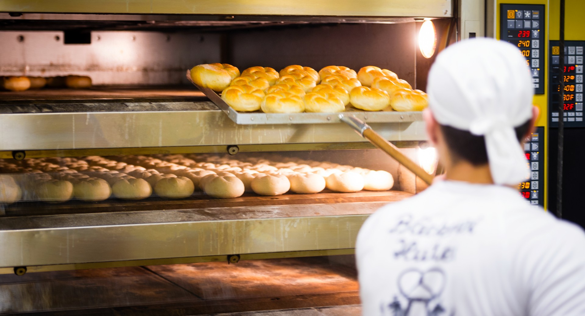© MEDIArt | Andreas Uher; Bäckerei Hutter Lauterach, Bäcker, Produktion, Backwaren, Brot, Backstube, Teig, Semmel, Lebensmittel, Reportage