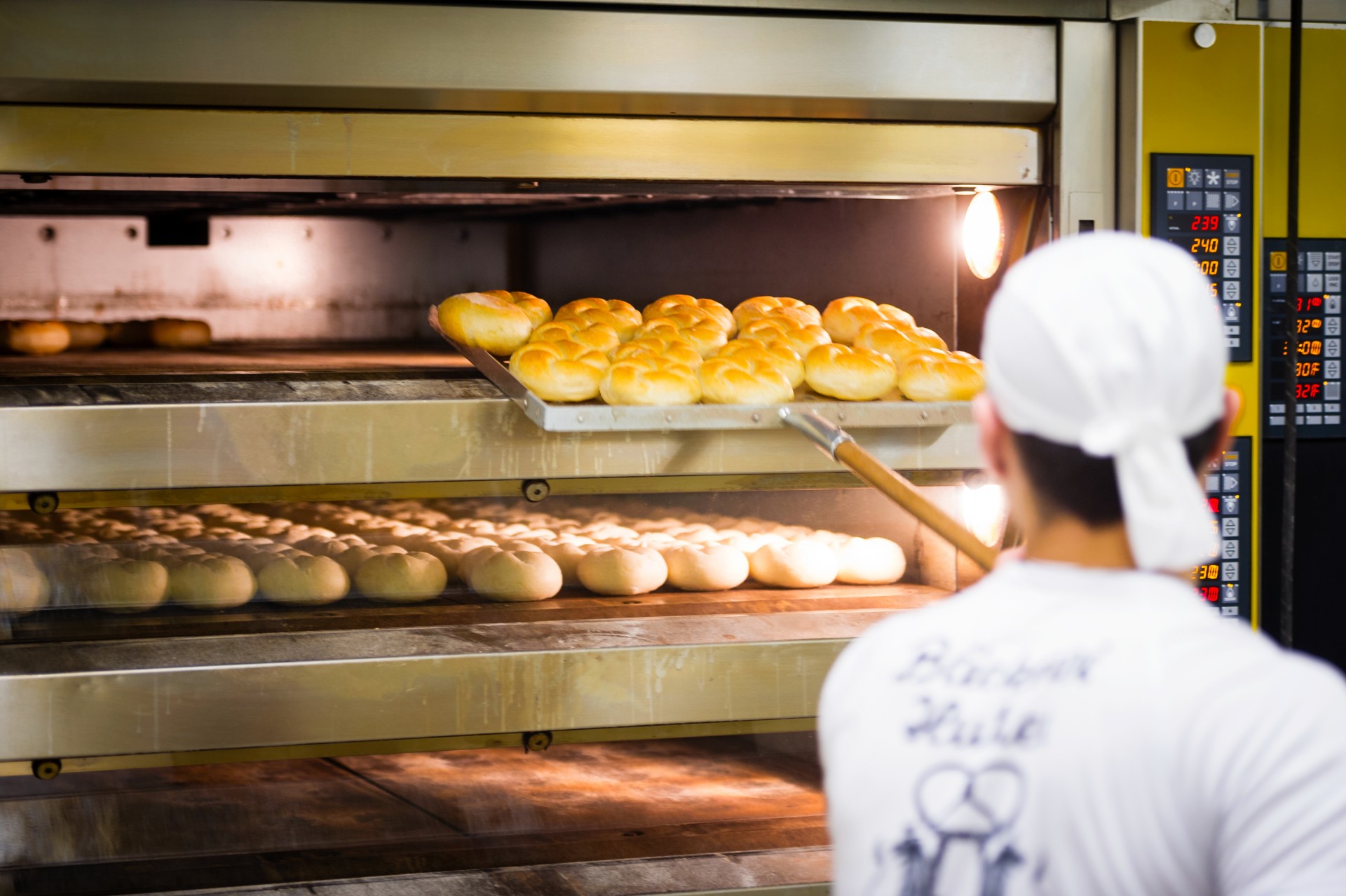 © MEDIArt | Andreas Uher; Bäckerei Hutter Lauterach, Bäcker, Produktion, Backwaren, Brot, Backstube, Teig, Semmel, Lebensmittel, Reportage