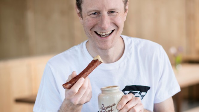 © 2025 MEDIArt Photographie, SPAR Vorarlberg, Imageaufnahmen, Lustenauer Senf, Produktaufnahmen, Portraitaufnahmen, Bösch Stefan, SPAR Heimat Magazin