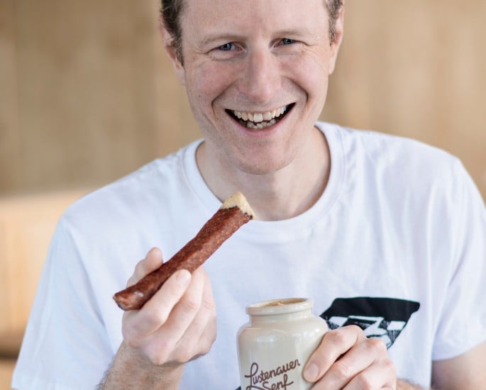 © 2025 MEDIArt Photographie, SPAR Vorarlberg, Imageaufnahmen, Lustenauer Senf, Produktaufnahmen, Portraitaufnahmen, Bösch Stefan, SPAR Heimat Magazin
