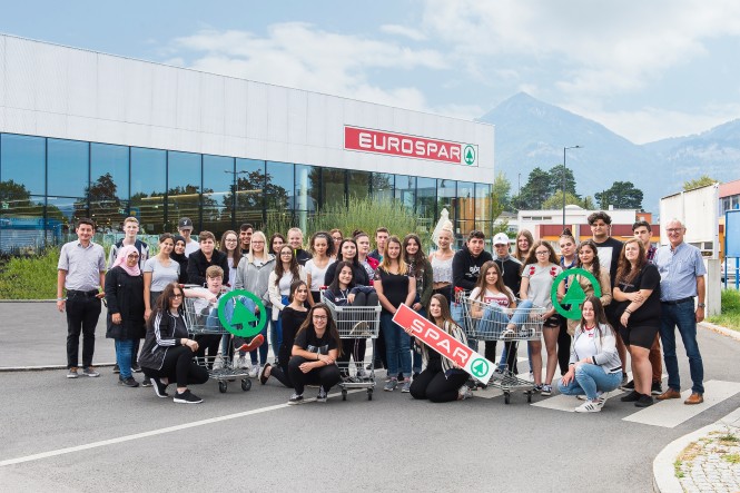 © MEDIArt | Andreas Uher; SPAR, Lehrlings Kick Off, Gruppenaufnahme, Eurospar Dornbirn Schwefel