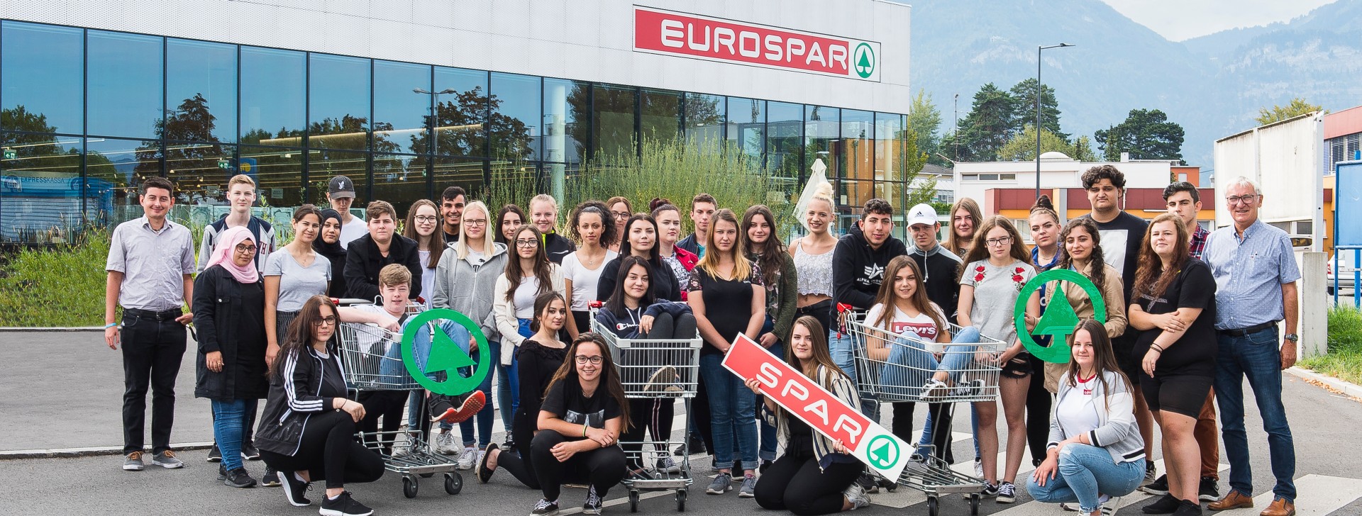 © MEDIArt | Andreas Uher; SPAR, Lehrlings Kick Off, Gruppenaufnahme, Eurospar Dornbirn Schwefel