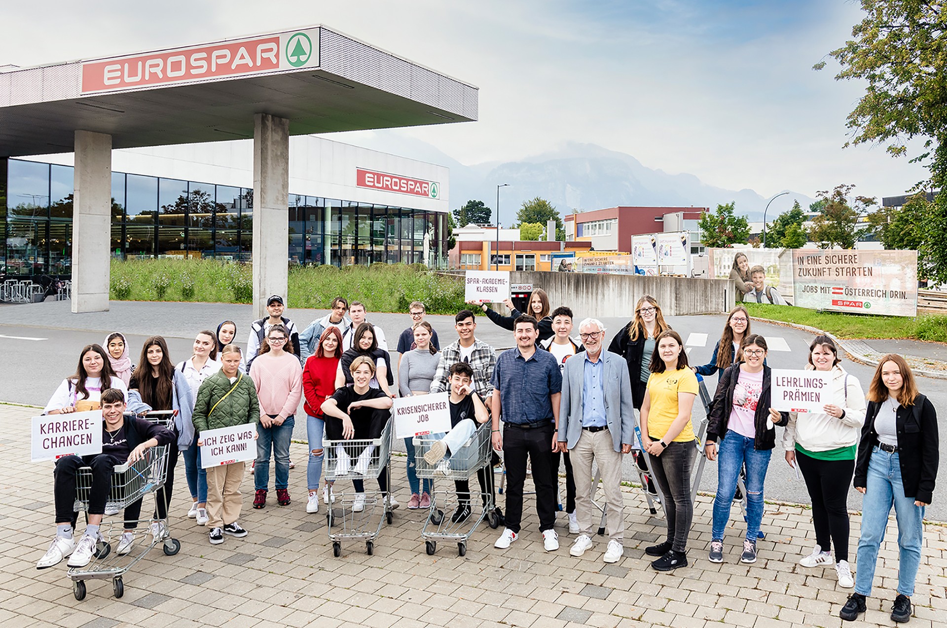 © 2021 MEDIArt | Photographie, Spar Vorarlberg, Lehrlinge 2021, Gruppenaufnahme, Eurospar Dornbirn