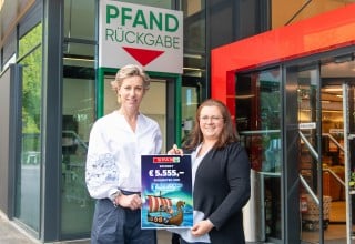 © 2026 MEDIArt Photographie, Spar Vorarlberg, Spendenübergabe, € 5.555, Rettet das Kind Vorarlberg, v.l.n.r. GF Carina Pollhammer - Spar Vorarlberg,  Iris Therese Lins - GF Rettet das Kind Vorarlberg