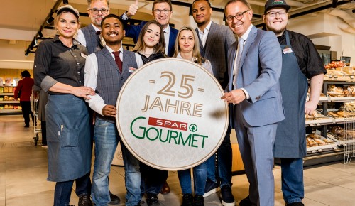 Gruppenfoto in einer Spar Gourmet Filiale. Spar Gourmet Mitarbeiter:innen Milena Radakovic, Walter Schwarz, Nattapong Anantanarong, Fanny Fejsztamer, Spar Geschäfsführer Alois Huber, Imedzilj Kaliki, Marktleiter Manfredo Tabor und Spar Verkaufsleiter Josef Schroll.