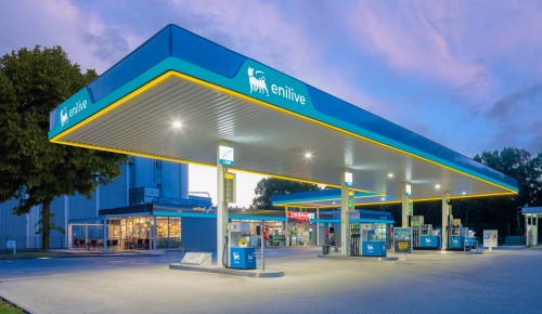 Außenaufnahme des neuen Despar Express Eni Tankstellenshops in der Donaustadtstraße in Wien.