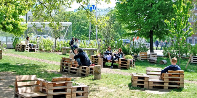 Karlsgarten in Wien mit Palettenmöbel und Besucher