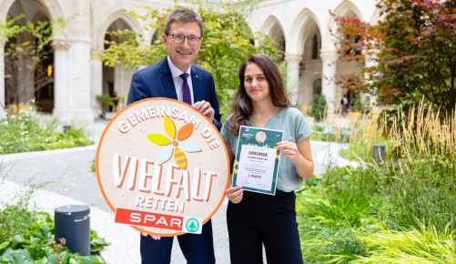 Spar Pressefoto Rathaus Wien Vielfaltspreis Gewinnerin und Alois Huber, am 28.08.2023 | (c) Johannes Brunnbauer