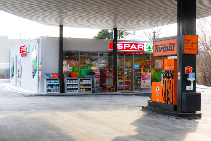 SPAR Presseshooting mit GF Alois Huber und Turmöl GF Doppler Turmölstation Pragerstraße, am 10.01.2017 | (c) Johannes Brunnbauer