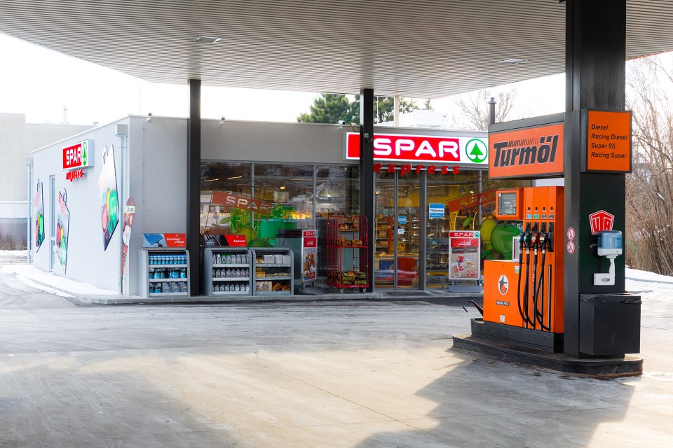 SPAR Presseshooting mit GF Alois Huber und Turmöl GF Doppler Turmölstation Pragerstraße, am 10.01.2017 | (c) Johannes Brunnbauer