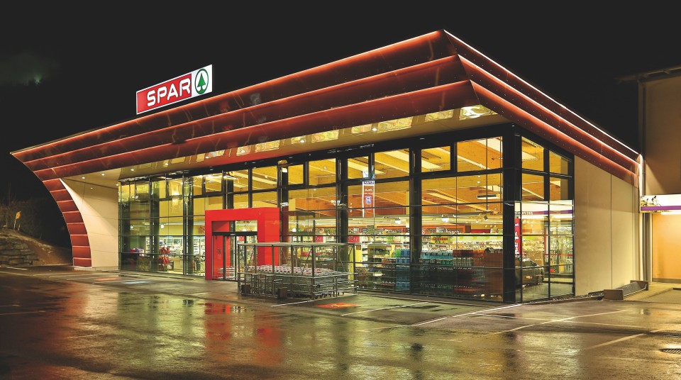 SPAR-Supermarkt Bad Kleinkirchheim bei Nacht mit Innenbeleuchtung