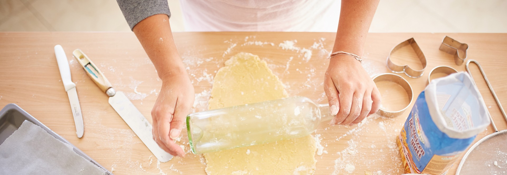 Backen am Tisch Backzutaten mit Teig