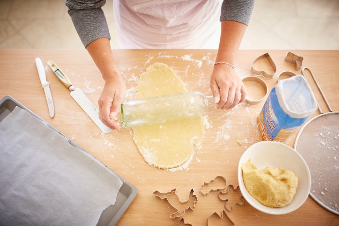 Backen am Tisch Backzutaten mit Teig