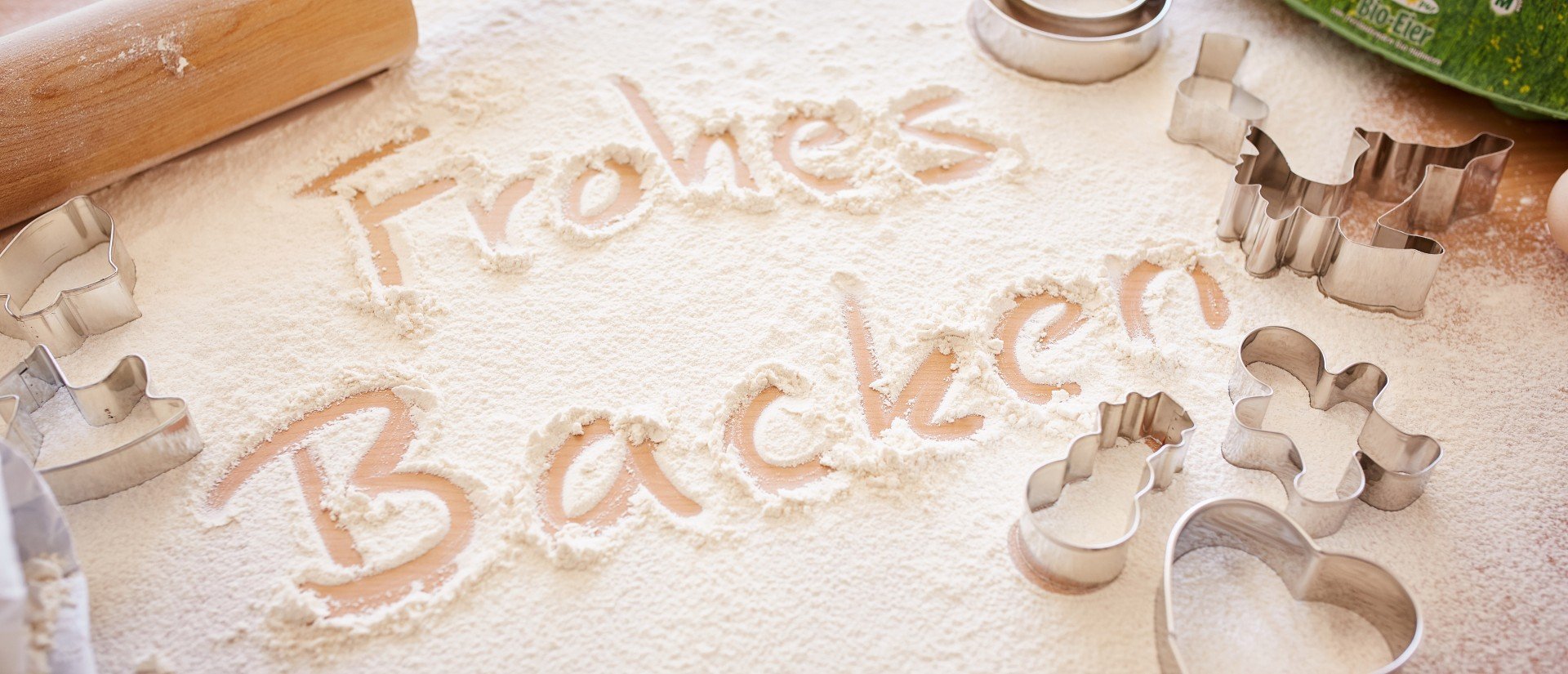 Frohes Backen Mehl mit Ausstechern