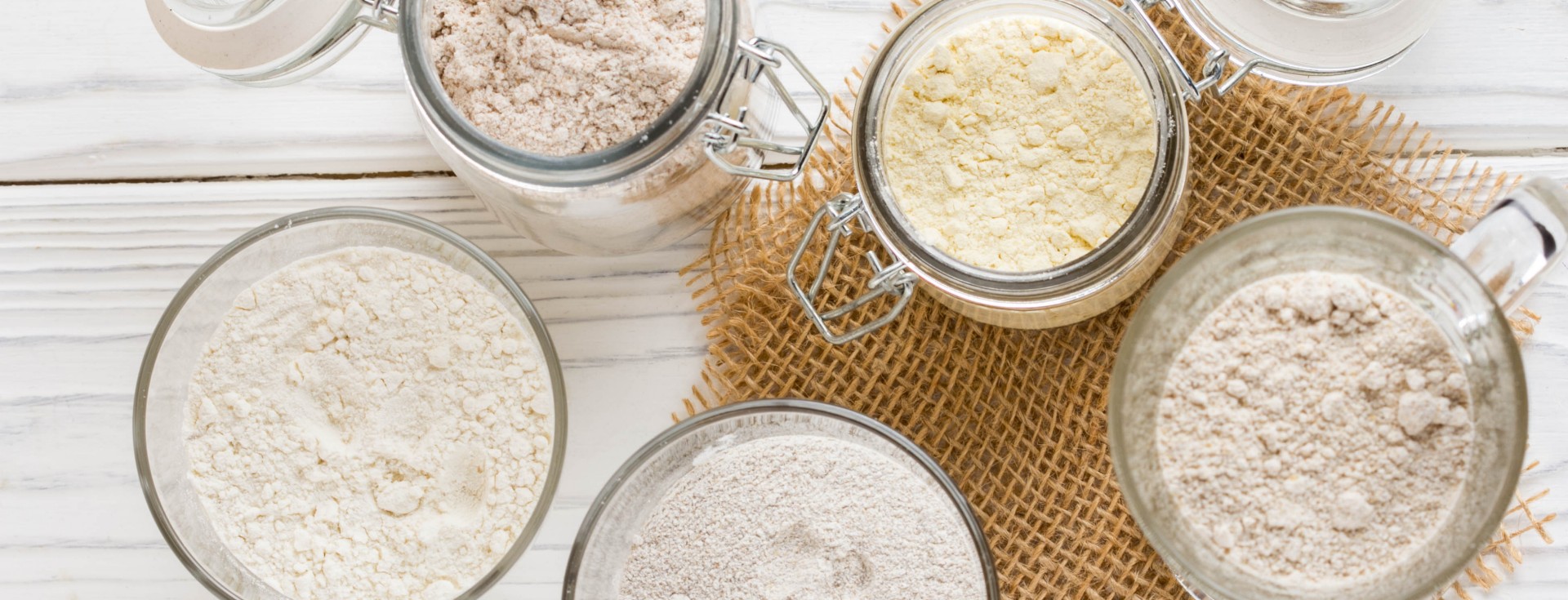 Mehlsorten Different flour in glass jars, wheat, corn, rye, oats, spelt, flax