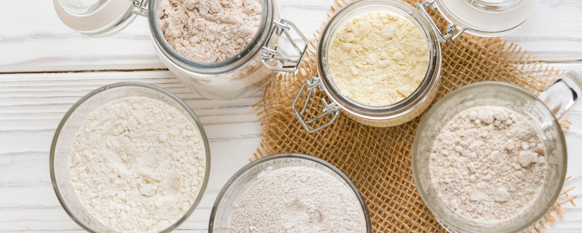Mehlsorten Different flour in glass jars, wheat, corn, rye, oats, spelt, flax