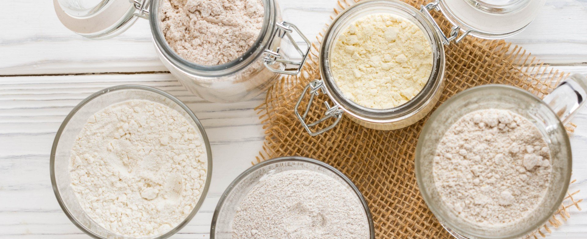 Mehlsorten Different flour in glass jars, wheat, corn, rye, oats, spelt, flax
