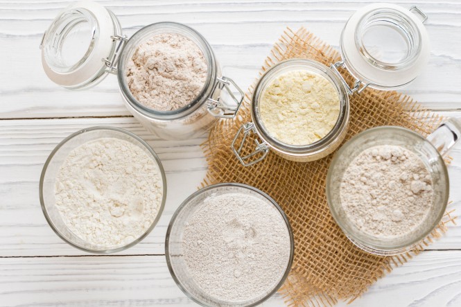 Mehlsorten Different flour in glass jars, wheat, corn, rye, oats, spelt, flax