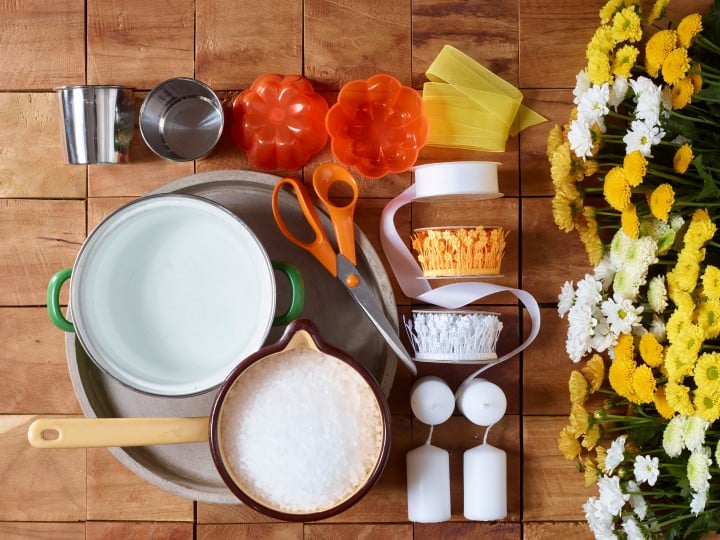 Blumenkerzen mit Crysanthemen, Sie benötigen: Blumen, Paraffinwachs, zwei Töpfe, Förmchen, Stumpenkerzen, Geschenkbänder, Schere