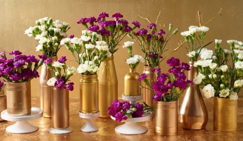 Fertige goldene Vasen mit Nelken