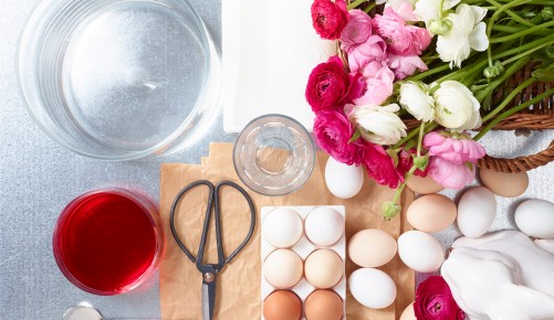 Osterdeko mit Ranunkeln, Sie benötigen: hartgekochte Eier, Eierfarbe, Wasser, Schere, Blumen, Trinkglas, Löffel, Papier und Küchenrolle