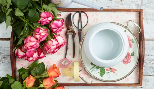 Muttertagsdeko mit Rosen, Sie benötigen: Rosen, Gartenschere, Papierschere, Tixo, Malerkrepp, Gefäß mit großer Öffnung, 