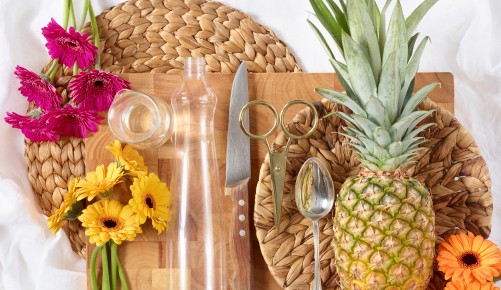 Ananas Blumentopf, Sie benötigen: Gerbera, Ananas, Löffel, Schere, Messer, Wasser, Plastikflasche, 