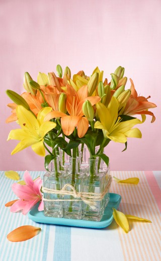 Vasen geschmückt mit Lilien