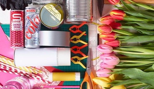 Tulpen Dosenvase, Sie benötigen: Tulpen, Dosen, Einweghandschuhe, UHU, Strohhalm, Papier, Schwere, Lineal, Bleistift, Wasser, Sprayfarben, Hammer