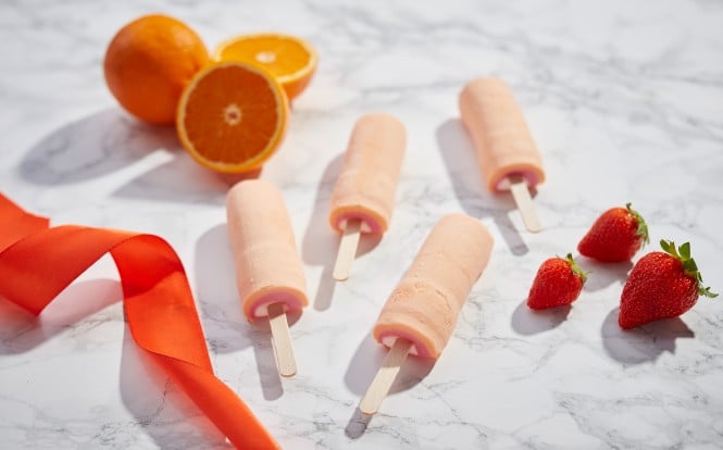 Fruchtiges Erdbeer- und Orangeneis