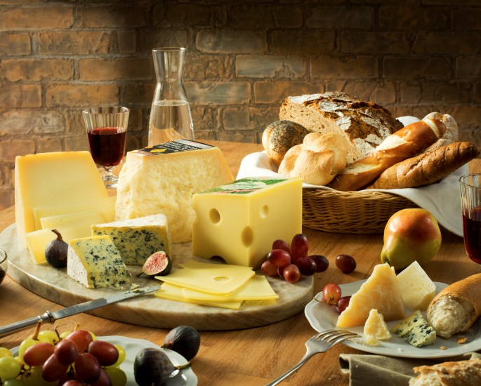 Käse mit Gebäck und Wein