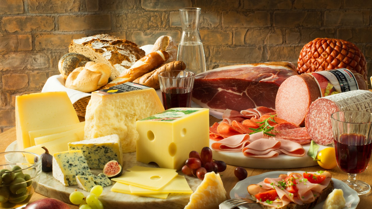 Wurst- und Käsearrangement